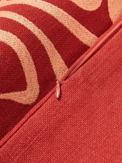 Funda de cojín para exterior con estampado de ondas bordadas Shanti