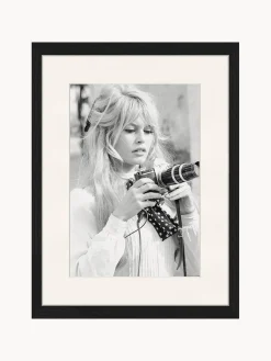 Impresión digital enmarcada Brigitte With Her Camera