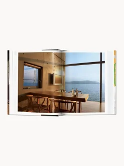 Libro ilustrado: Living in Japan. 45th Ed.