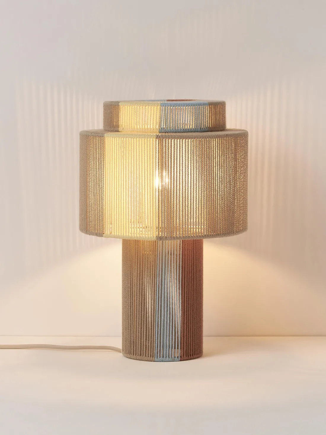 Lámpara de mesa de lino Lace