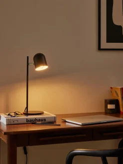 Lámpara de mesa de metal Almo