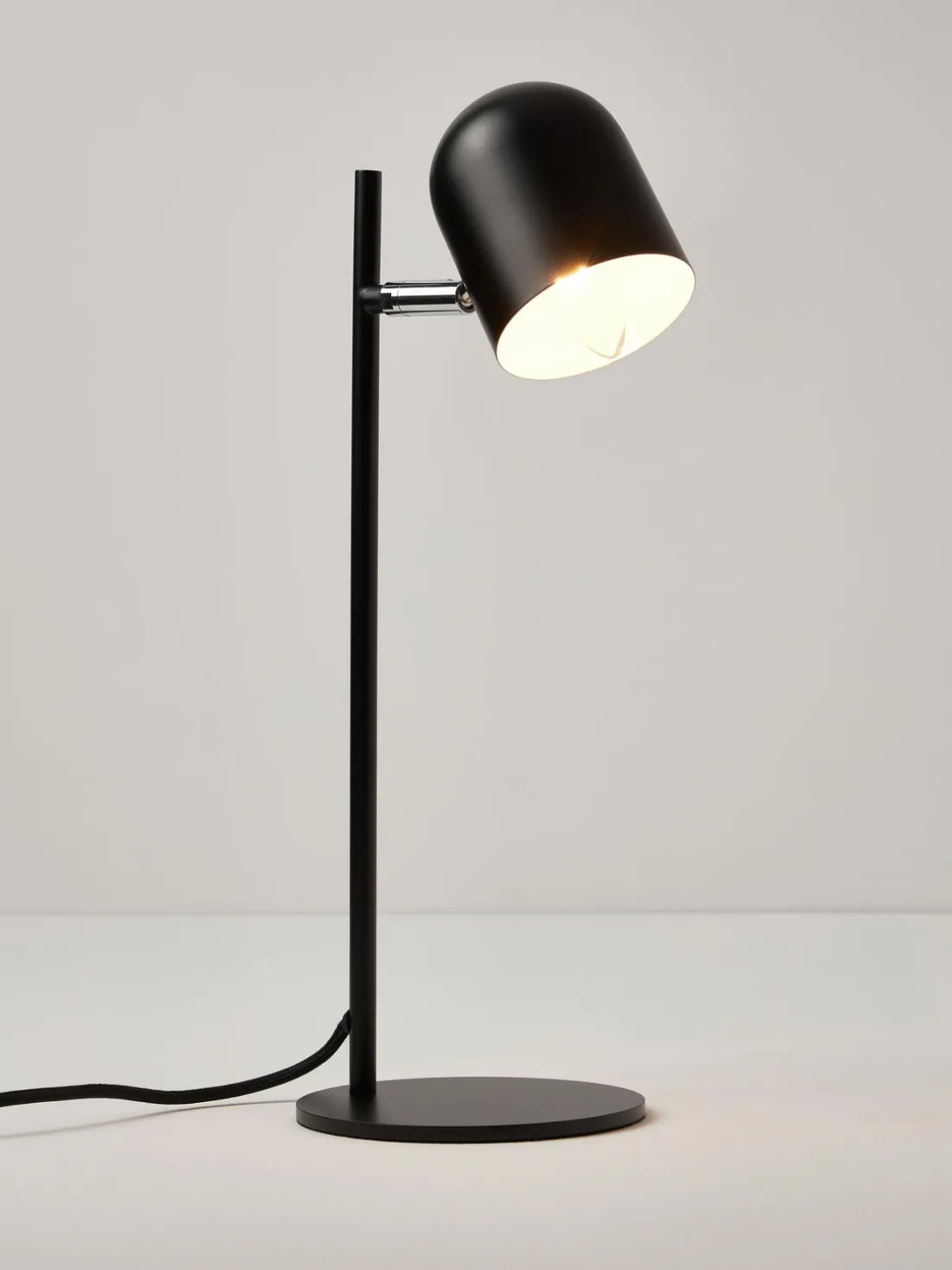 Lámpara de mesa de metal Almo