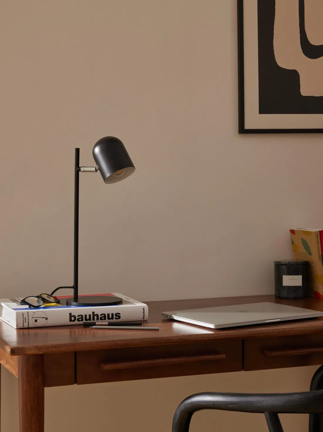 Lámpara de mesa de metal Almo