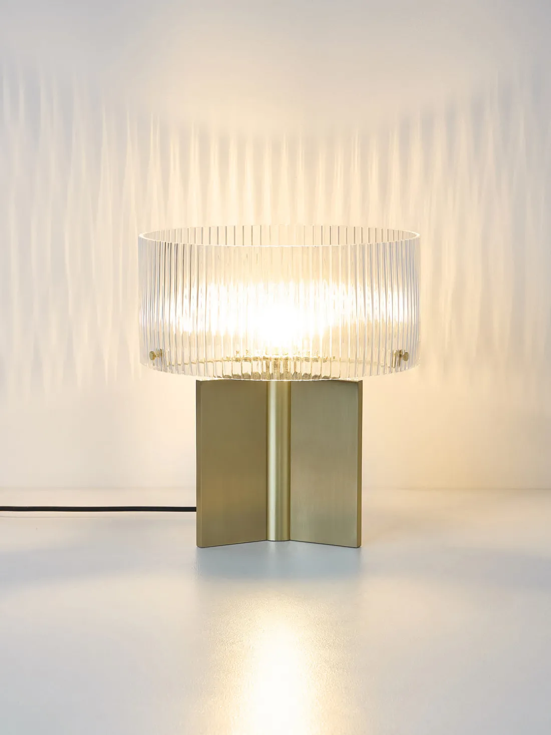 Lámpara de mesa de vidrio estriado Emmi