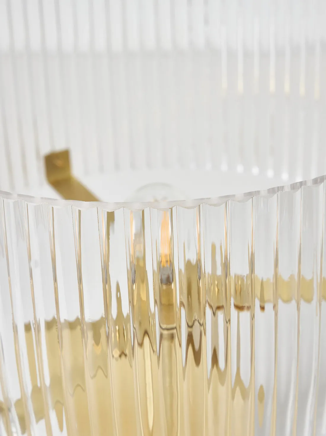 Lámpara de mesa de vidrio estriado Emmi