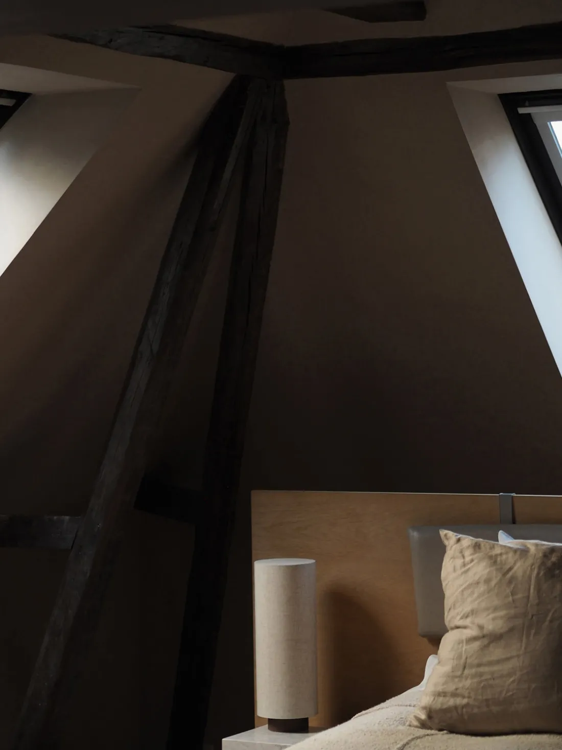 Lámpara de mesa grande artesanal de lino Hashira