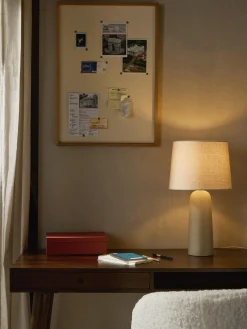 Lámpara de mesa grande con base de cemento Kaya