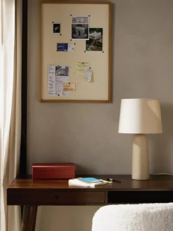 Lámpara de mesa grande con base de cemento Kaya