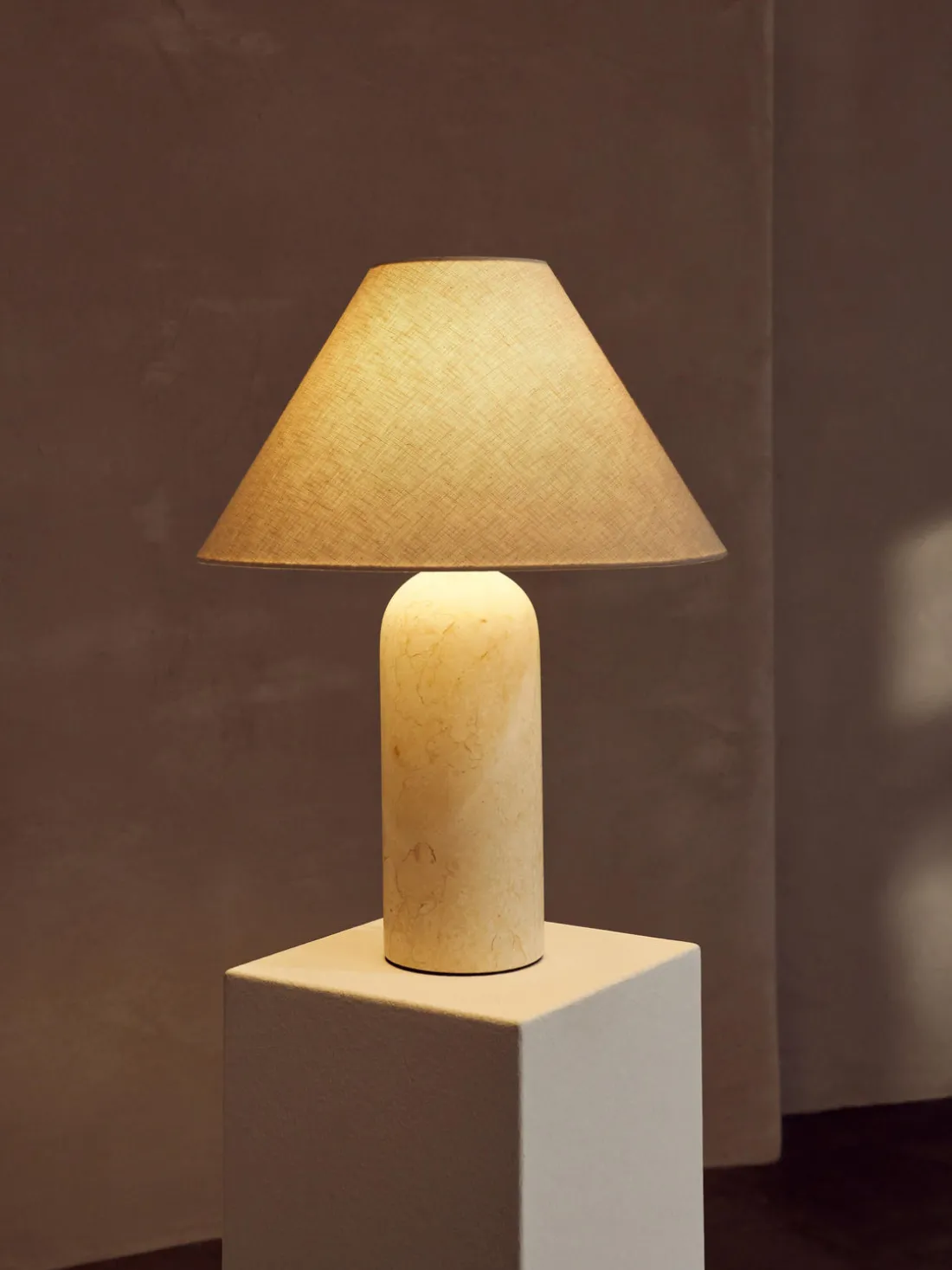 Lámpara de mesa grande de mármol Gia