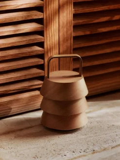 Lámpara de mesa LED móvil de madera de abeto Luver