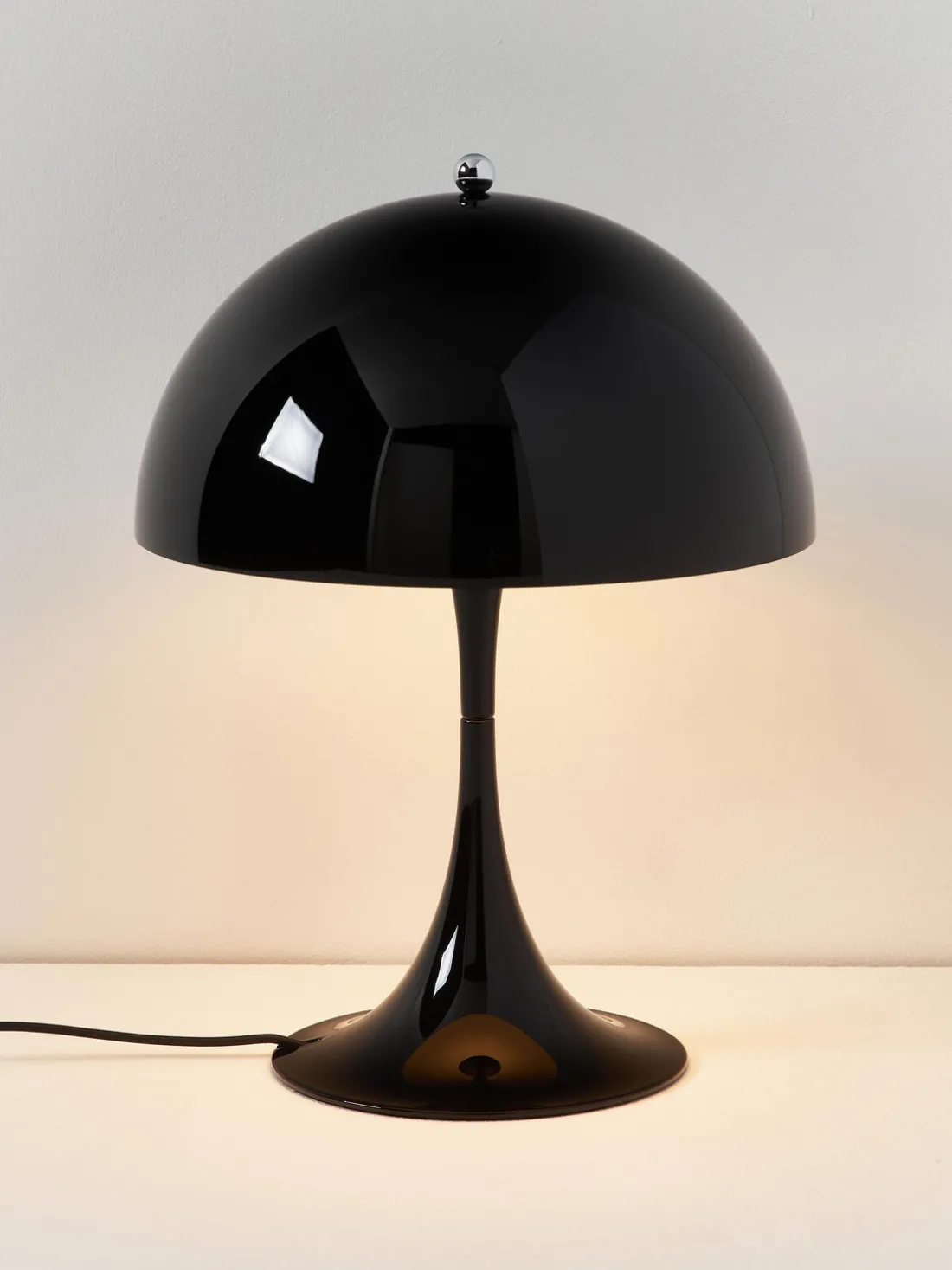 Lámpara de mesa LED Panthella 250, diseño Verner Panton