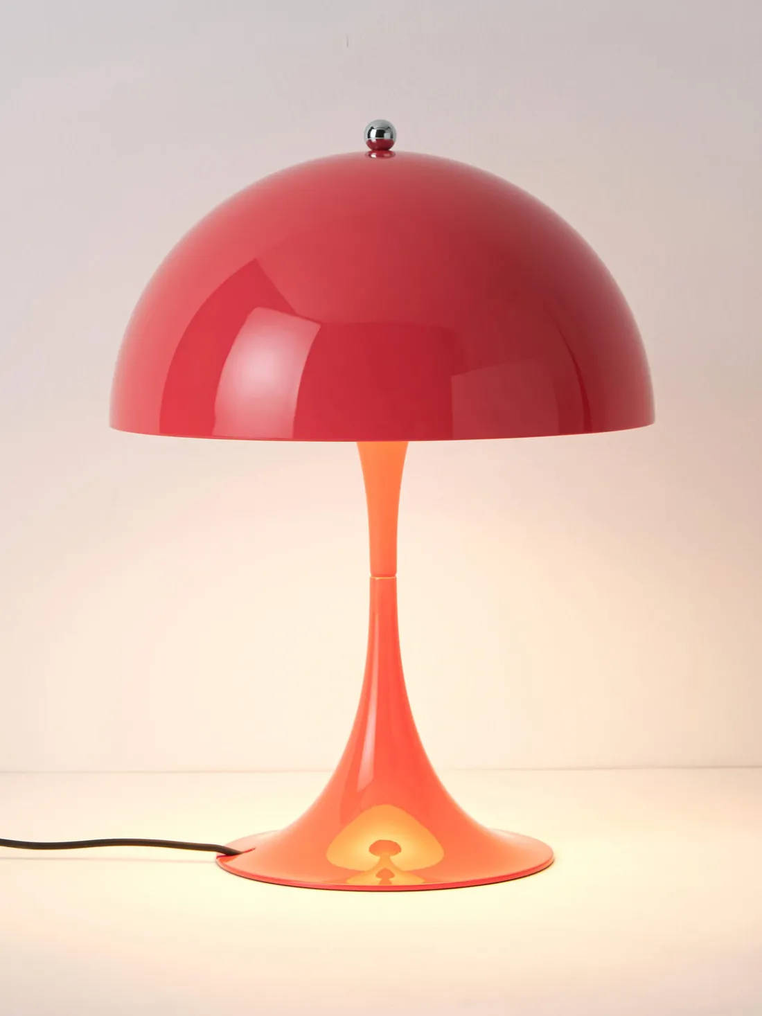 Lámpara de mesa LED Panthella 250, diseño Verner Panton