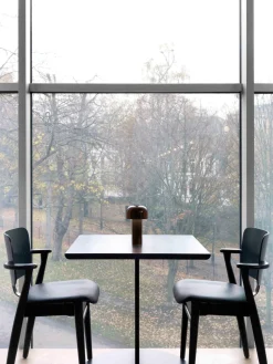 Lámpara de mesa LED pequeña regulable Bellhop, portátil