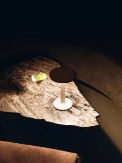 Lámpara de mesa LED pequeña regulable Gustave, portátil