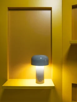 Lámpara de mesa LED pequeña regulable Bellhop, portátil