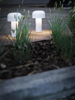 Lámpara de mesa LED pequeña regulable Bellhop, portátil