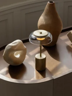 Lámpara de mesa LED pequeña regulable Blossi, portátil