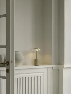 Lámpara de mesa LED pequeña regulable Blossi, portátil