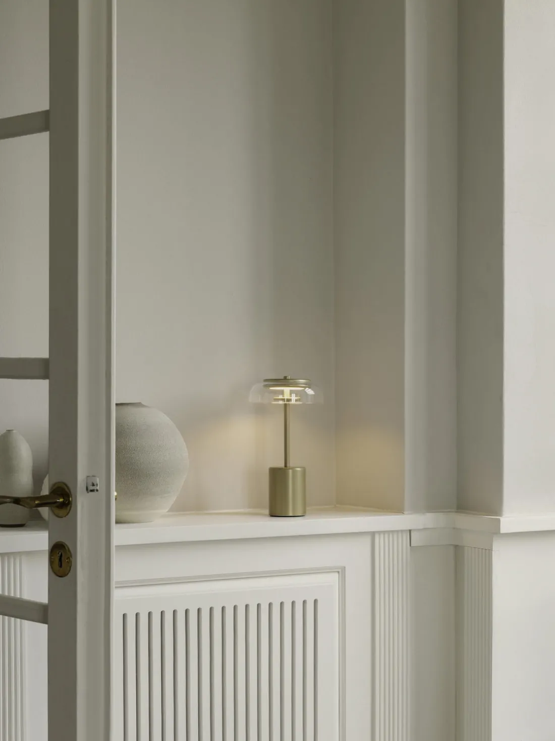 Lámpara de mesa LED pequeña regulable Blossi, portátil