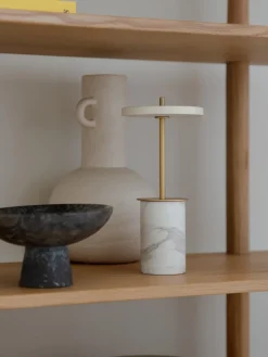 Lámpara de mesa LED pequeña regulable de mármol Asteria, portátil