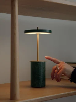 Lámpara de mesa LED pequeña regulable de mármol Asteria, portátil