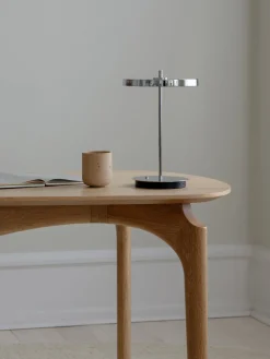 Lámpara de mesa LED pequeña regulable Asteria