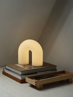 Lámpara de mesa LED regulable con estructura estriada Vuelta, tamaños diferentes