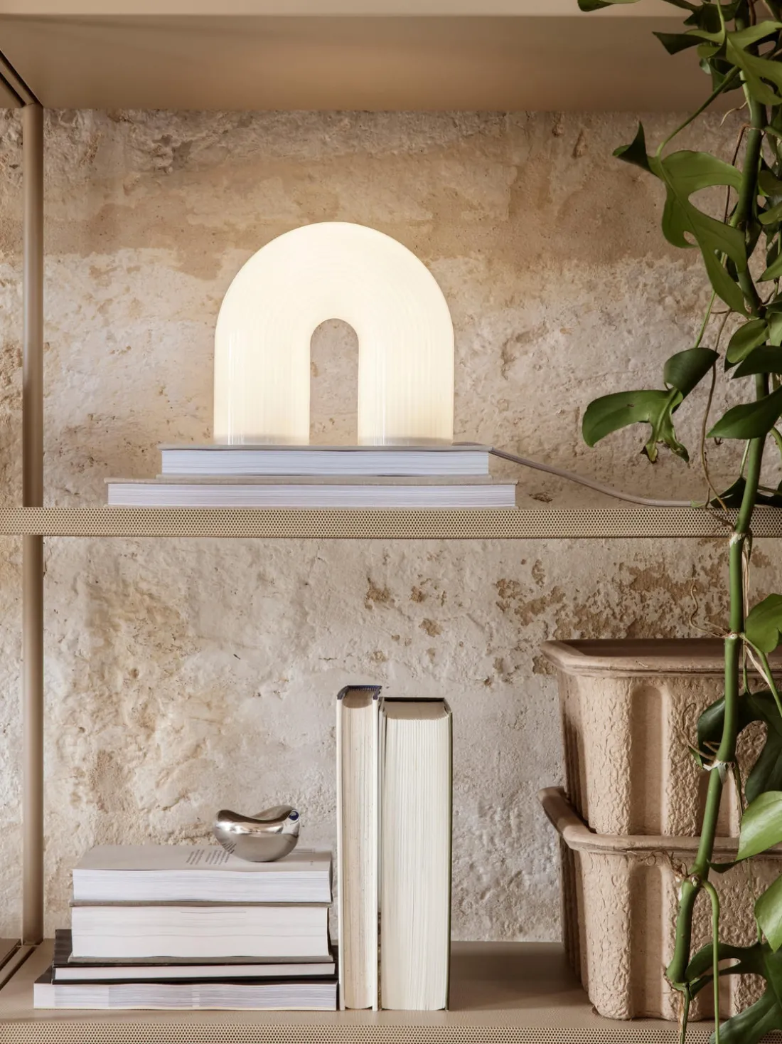 Lámpara de mesa LED regulable con estructura estriada Vuelta, tamaños diferentes