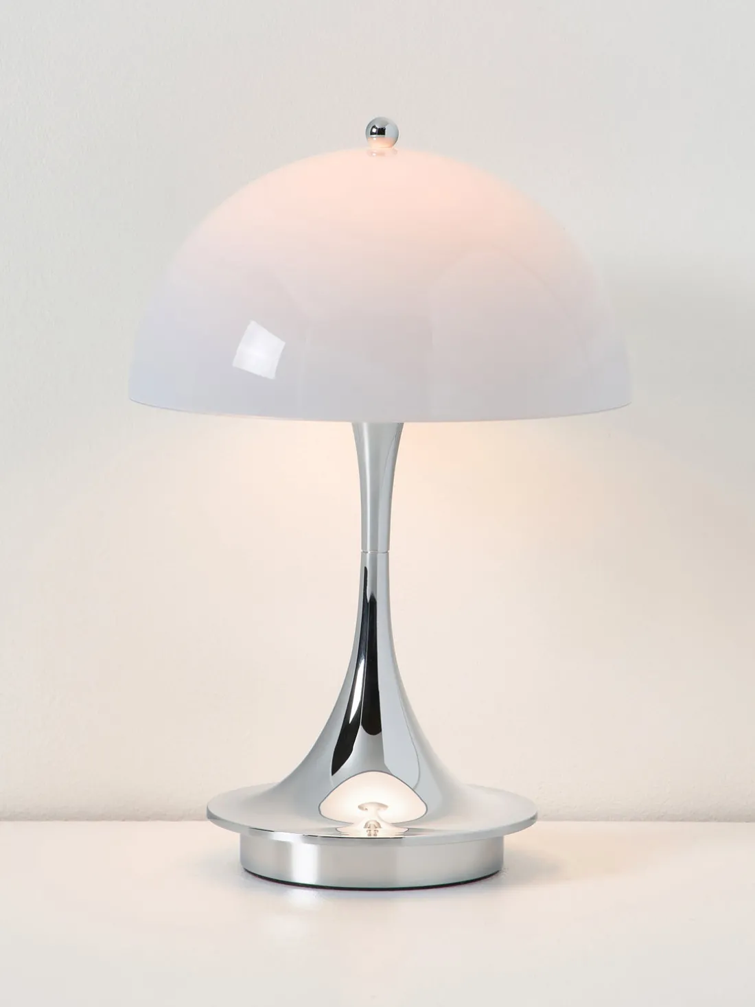 Lámpara de mesa LED regulable Panthella 160, diseño Verner Panton