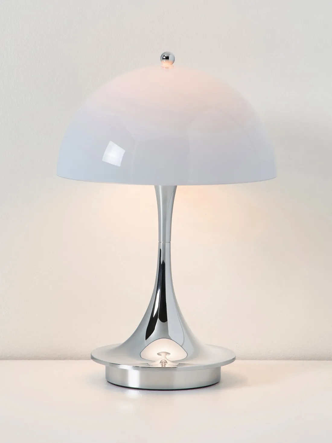 Lámpara de mesa LED regulable Panthella 160, diseño Verner Panton