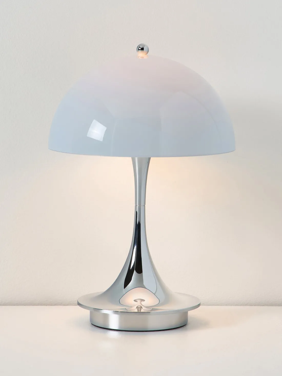 Lámpara de mesa LED regulable Panthella 160, diseño Verner Panton