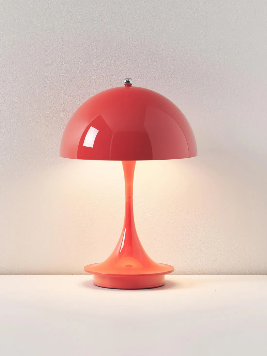 Lámpara de mesa LED regulable Panthella de diseño Verner Panton, 24 cm, portátil