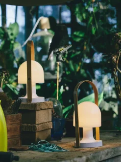 Lámpara de mesa LED regulable Followme, con pantalla orientable