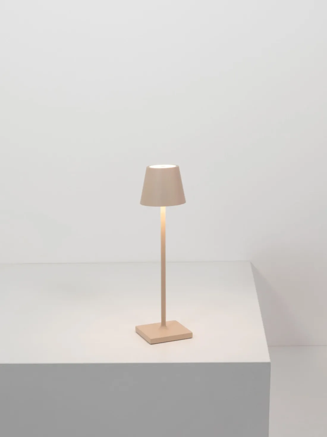 Lámpara de mesa LED regulable Poldina, portátil