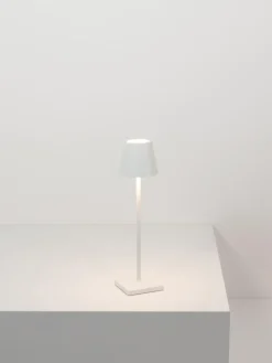 Lámpara de mesa LED regulable Poldina, portátil