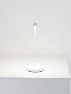 Lámpara de mesa LED regulable pequeña Pina Pro, portátil