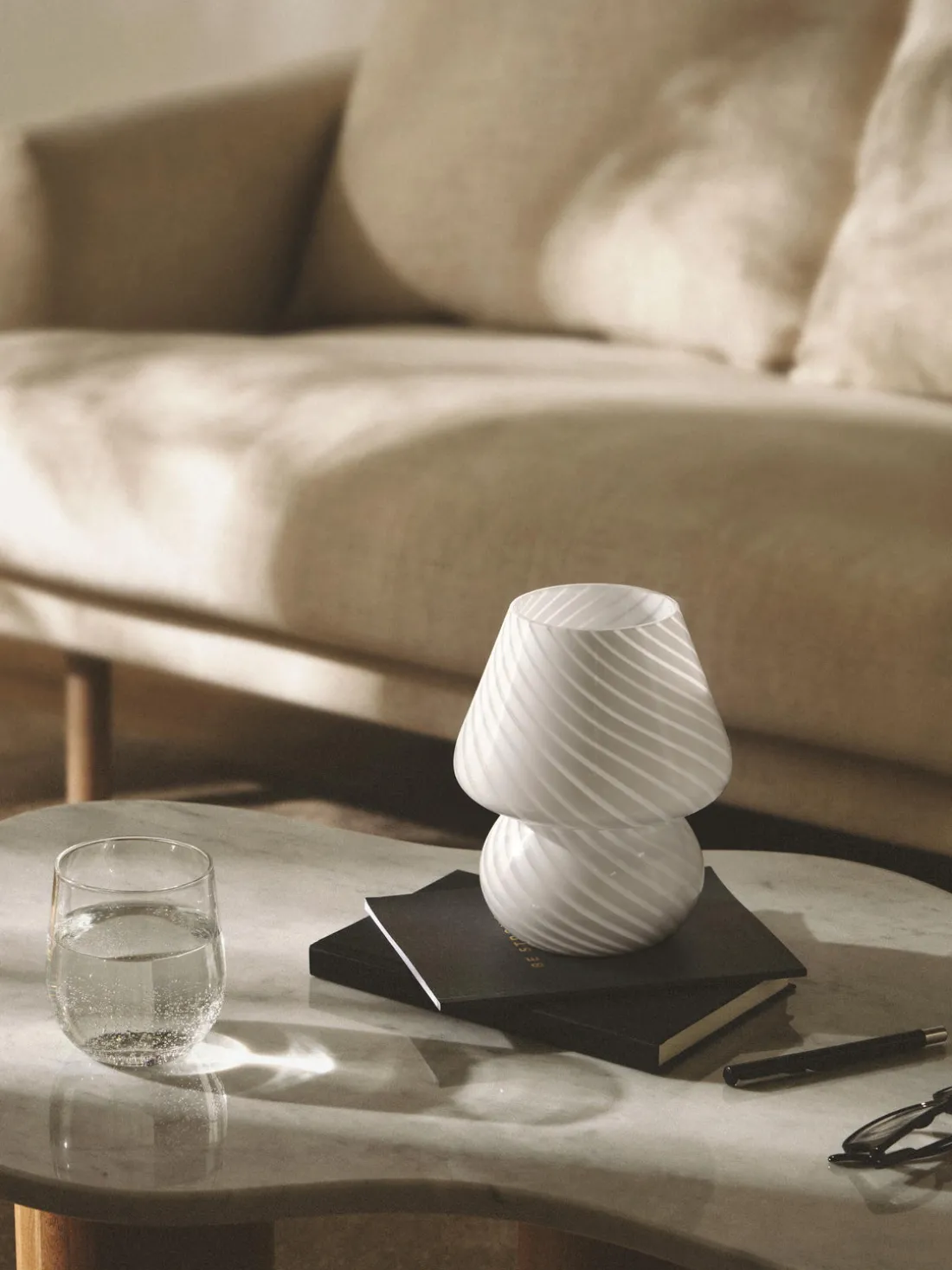 Lámpara de mesa pequeña de vidrio opalino Lareina