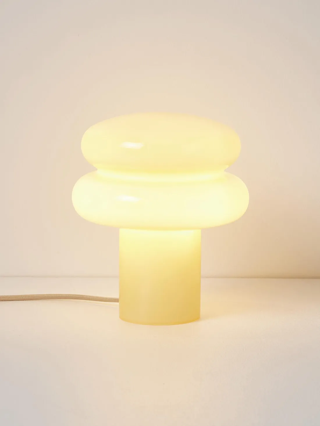 Lámpara de mesa pequeña de vidrio opalino Baya