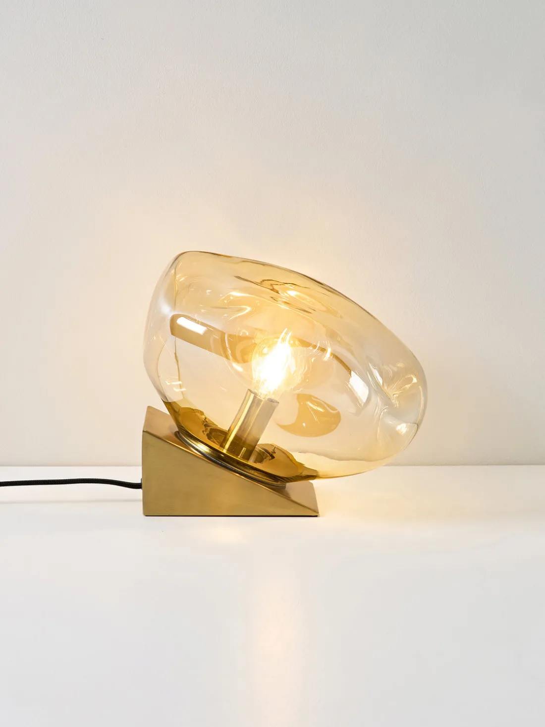 Lámpara de mesa pequeña de vidrio Amora