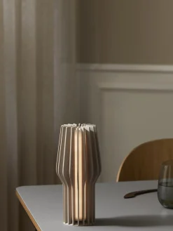 Lámpara de mesa pequeña LED regulable Radiant, portátil