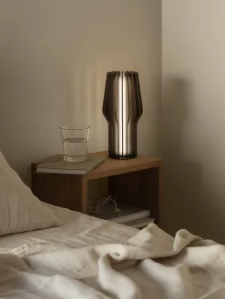 Lámpara de mesa pequeña LED regulable Radiant, portátil