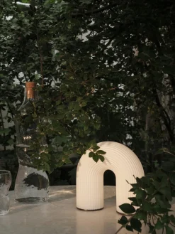 Lámpara de mesa pequeña LED regulable con estructura acanalada, portátil