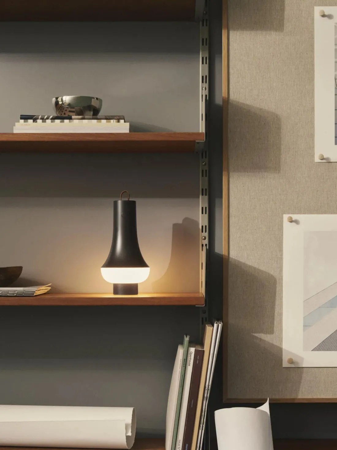 Lámpara de mesa pequeña LED regulable Tomoshi, portátil