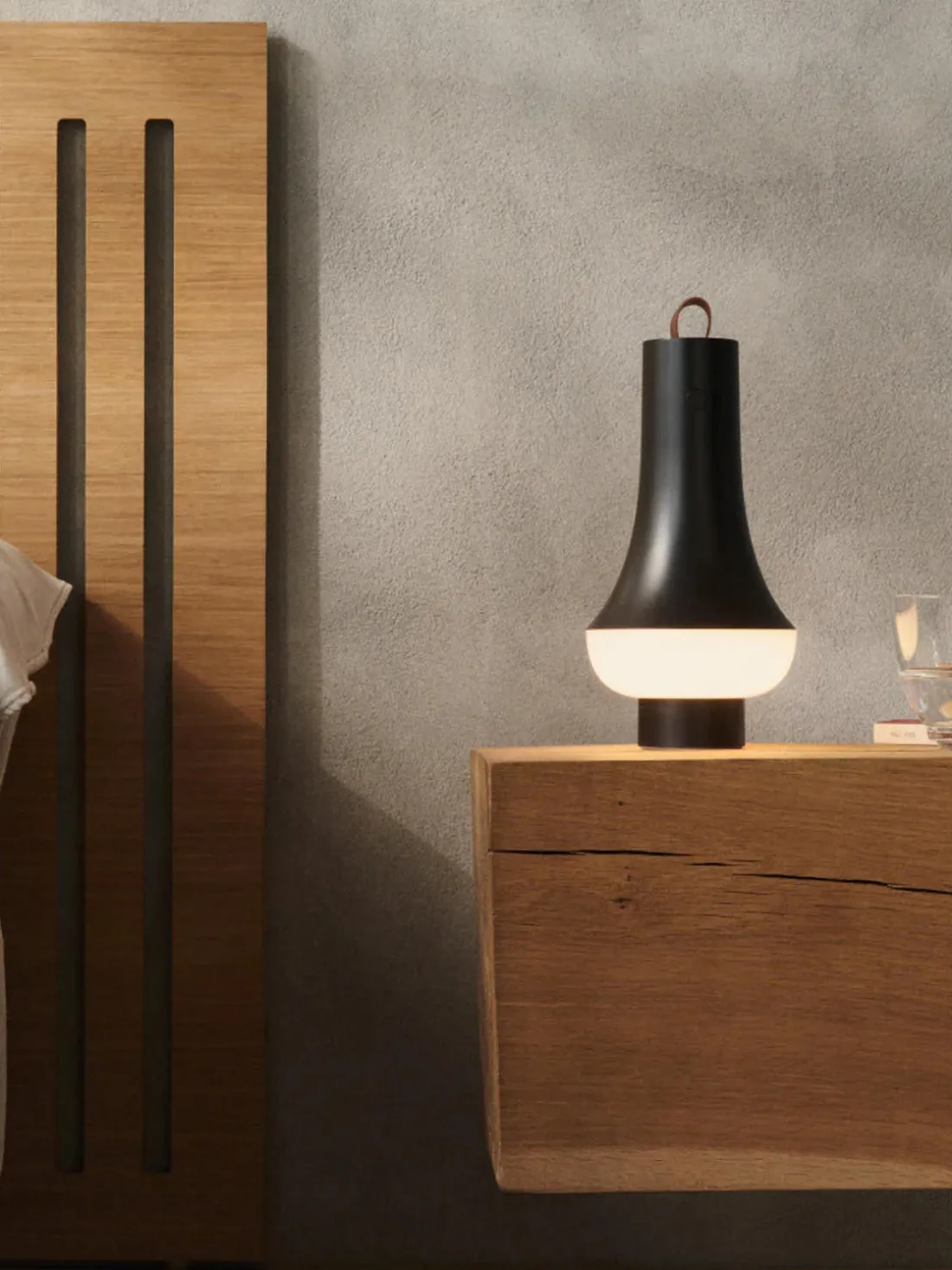 Lámpara de mesa pequeña LED regulable Tomoshi, portátil