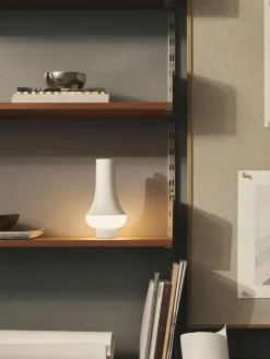 Lámpara de mesa pequeña LED regulable Tomoshi, portátil