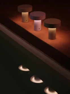 Lámpara de mesa pequeña LED regulable Kamal, pórtatil