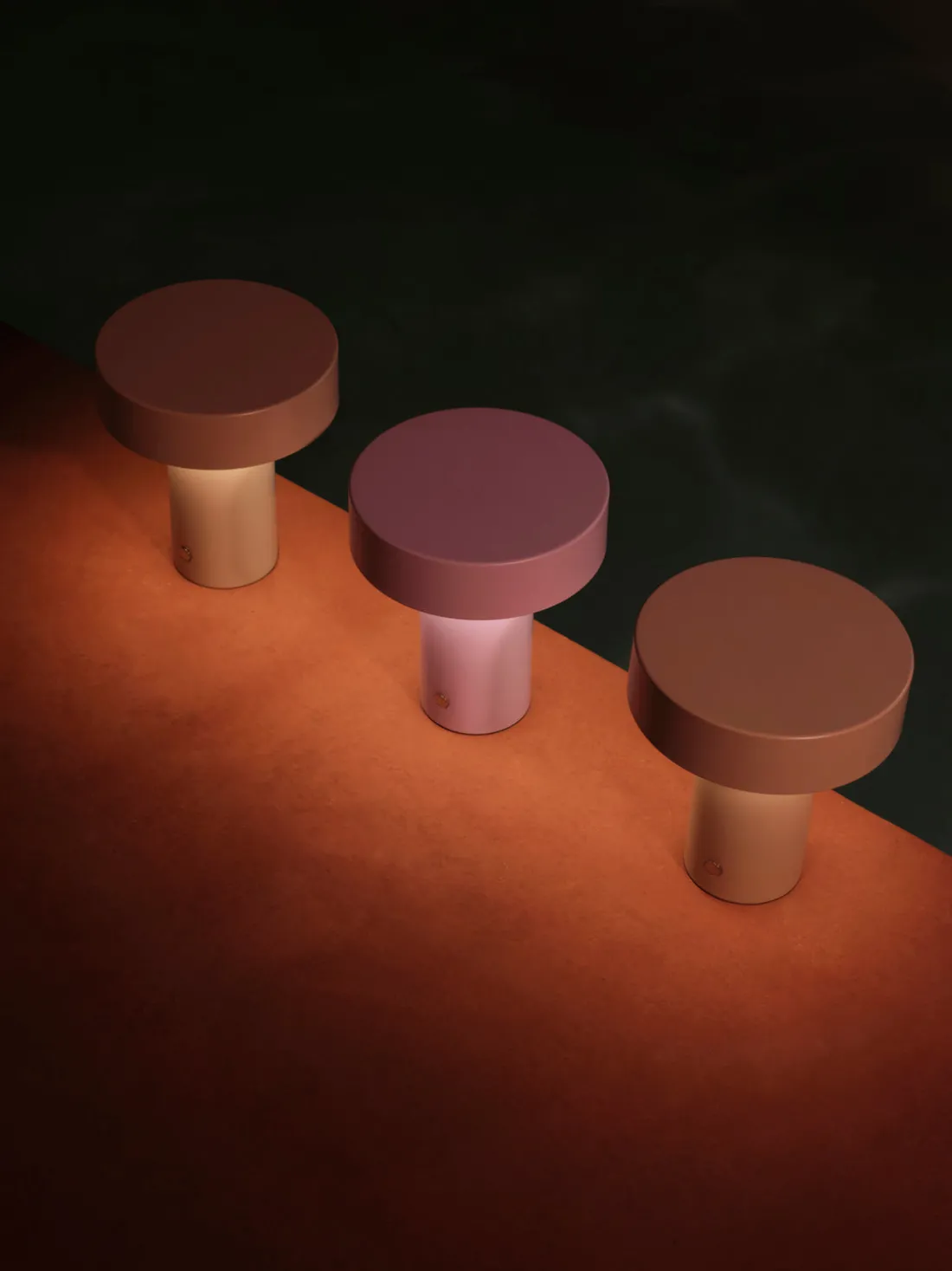 Lámpara de mesa pequeña LED regulable Kamal, pórtatil