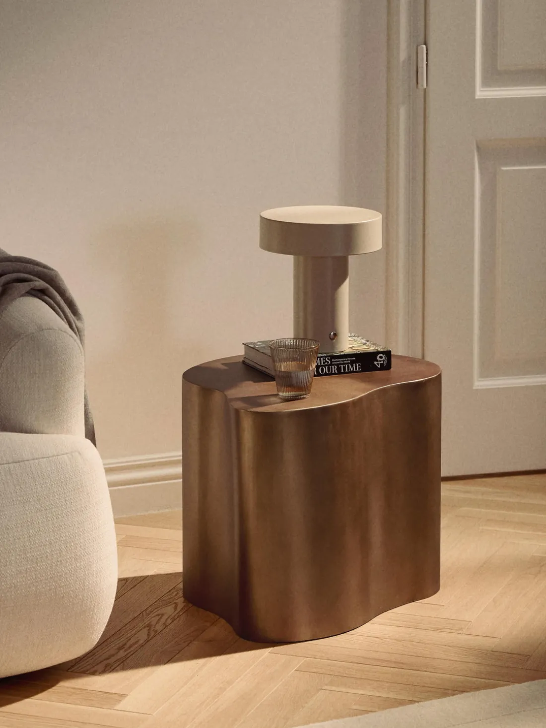 Lámpara de mesa pequeña LED regulable Kamal, pórtatil