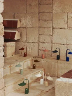 Lámpara de mesa pequeña LED regulable Arum, portátil