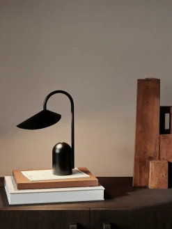 Lámpara de mesa pequeña LED regulable Arum, portátil